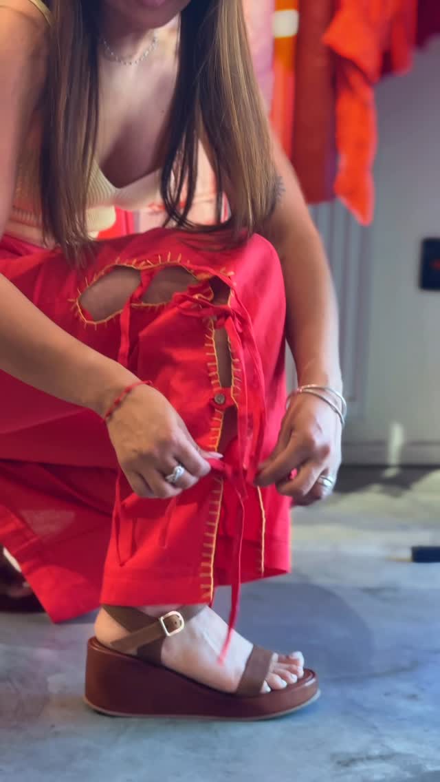 Tiro medio y de corte recto ,con sus detalles de abertura, el protagonista es este pantalón ALGA de