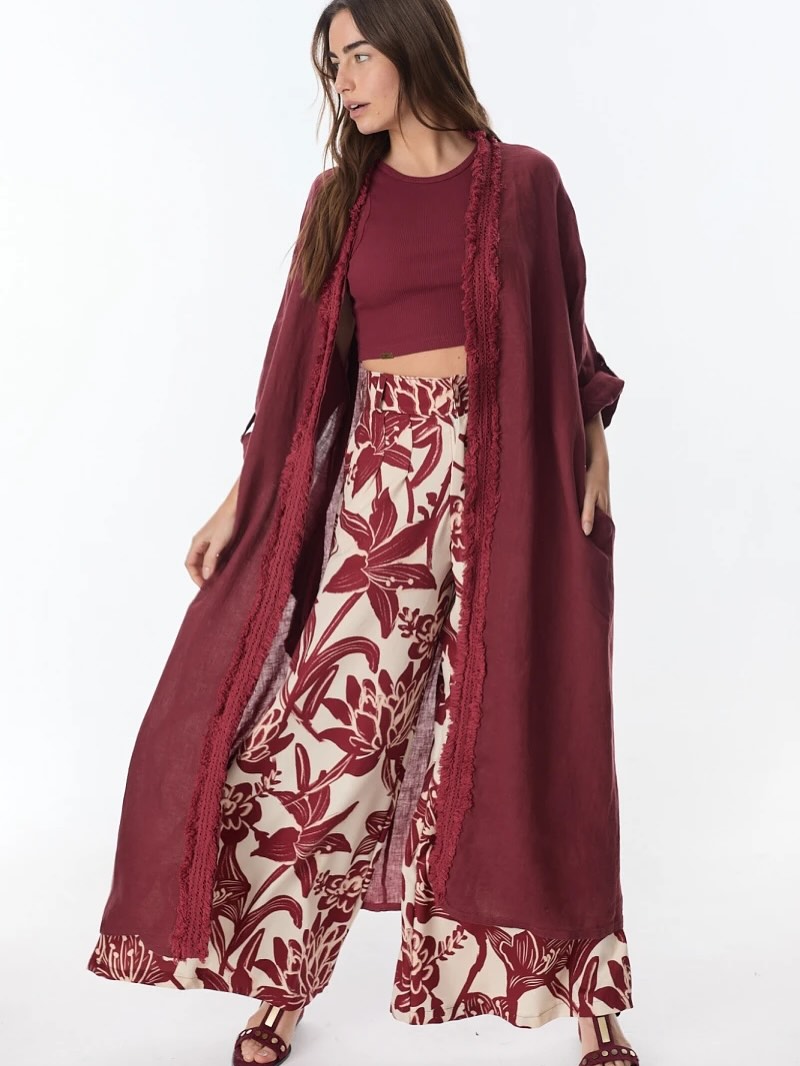 Con caída suave y alma bohemia, este kimono de lino es esa prenda que transforma cualquier look