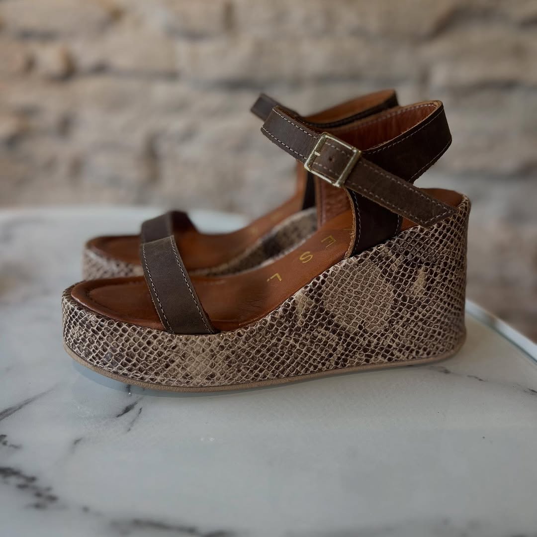 Sandalia de cuero con taco corrido