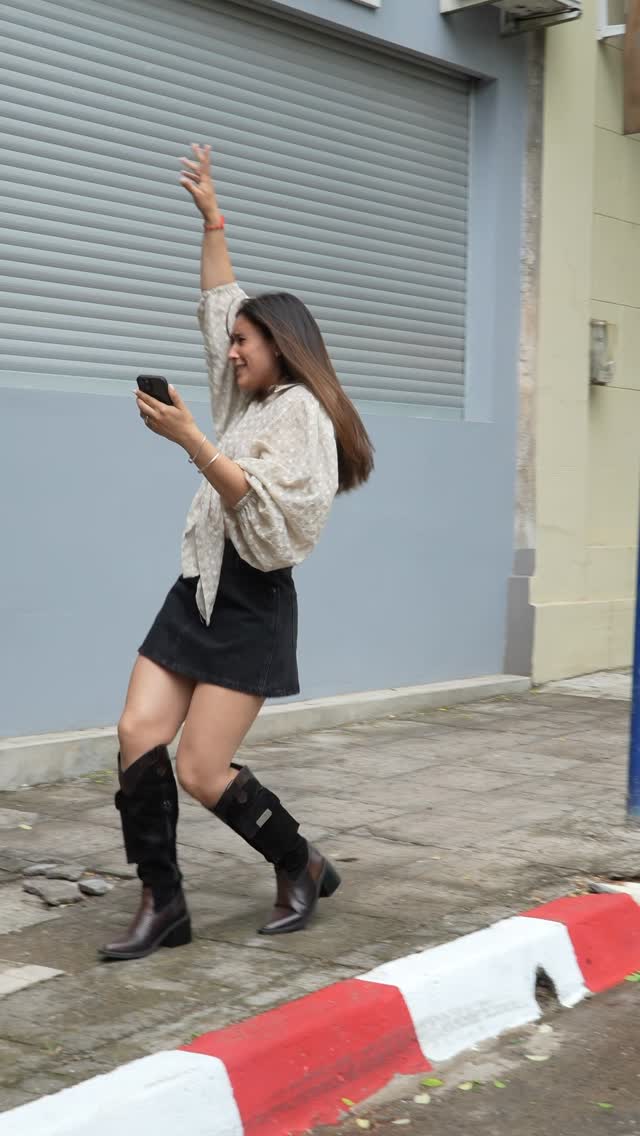 Feliz como @valugonmar en un día gris pero con total look de @tainaclothes